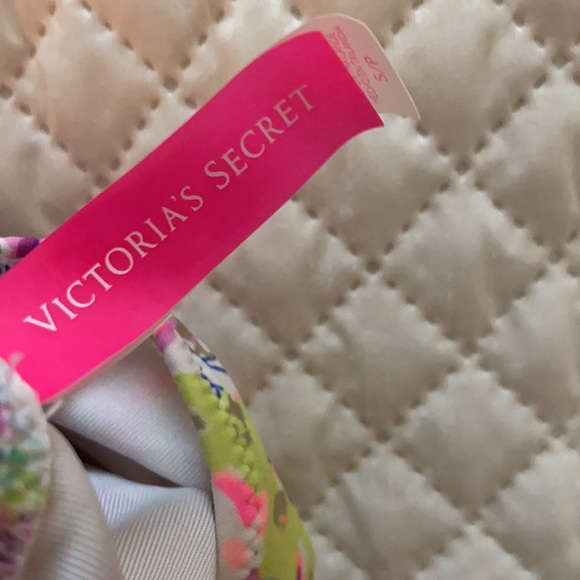 Victoria’s Secret Bikini Bottoms - Picture 4 of 4